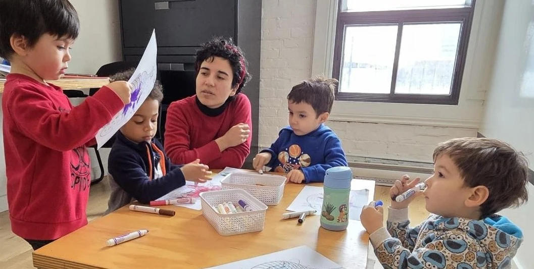enfants en cours d'espagnol avec leur professeur